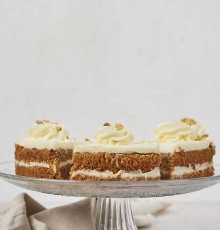 Κέικ καρότου με κρέμα ελληνικών τυριών